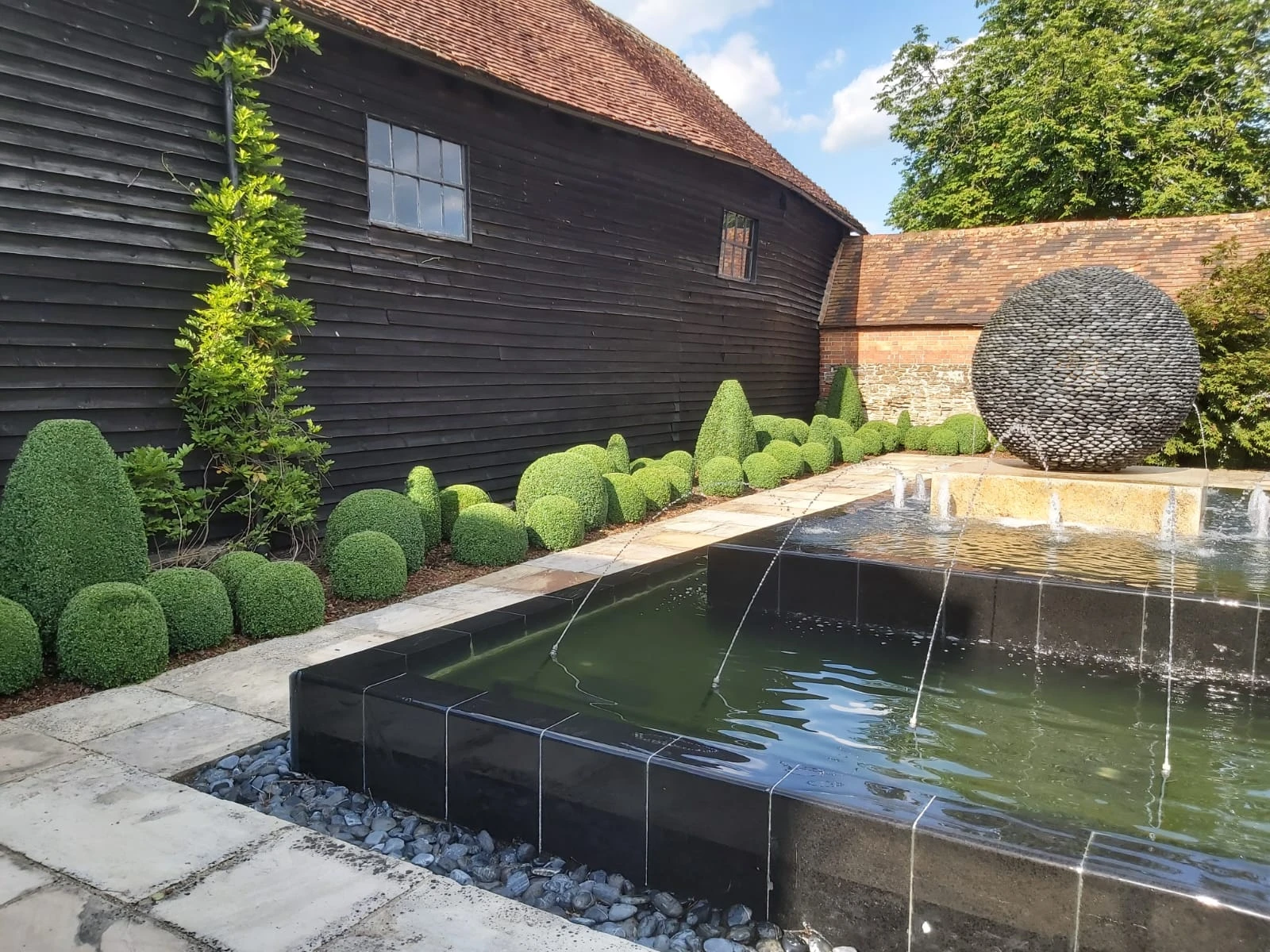 Keeping Hedges Tidy – The Tim Way